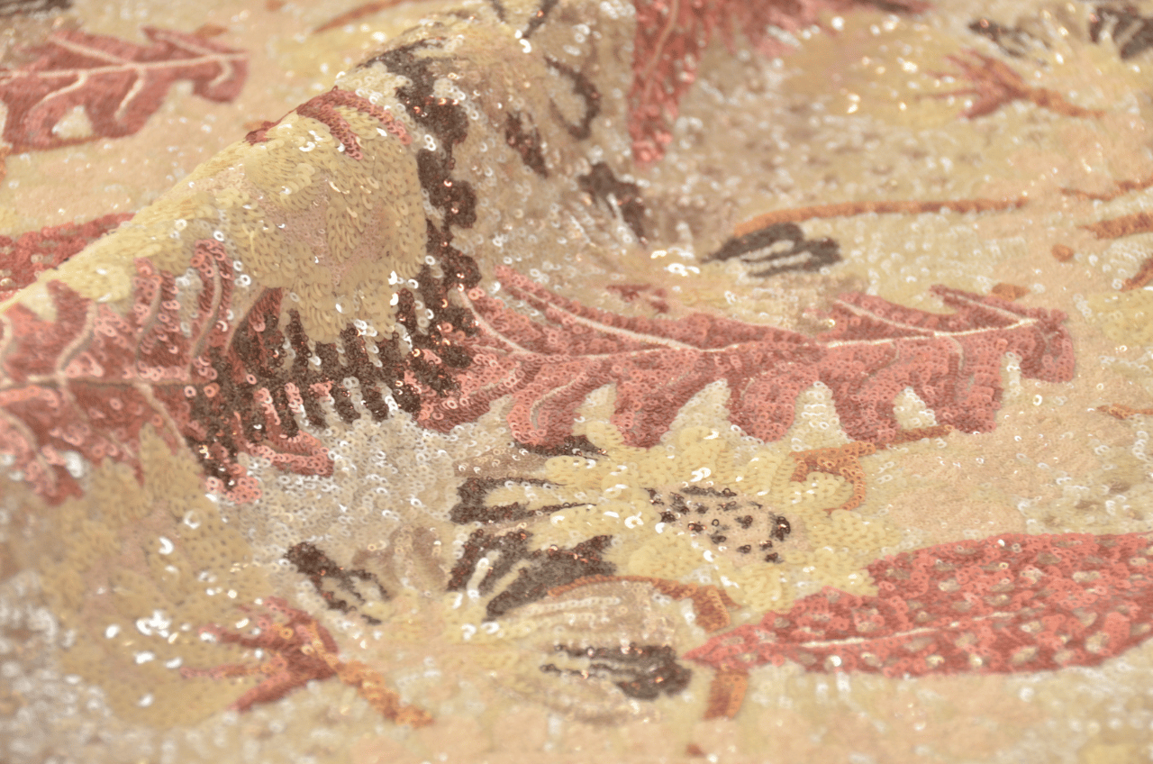 36778sp — Ricamo in paillettes. tema floreale , piena copertura , diverse misure di paillette
