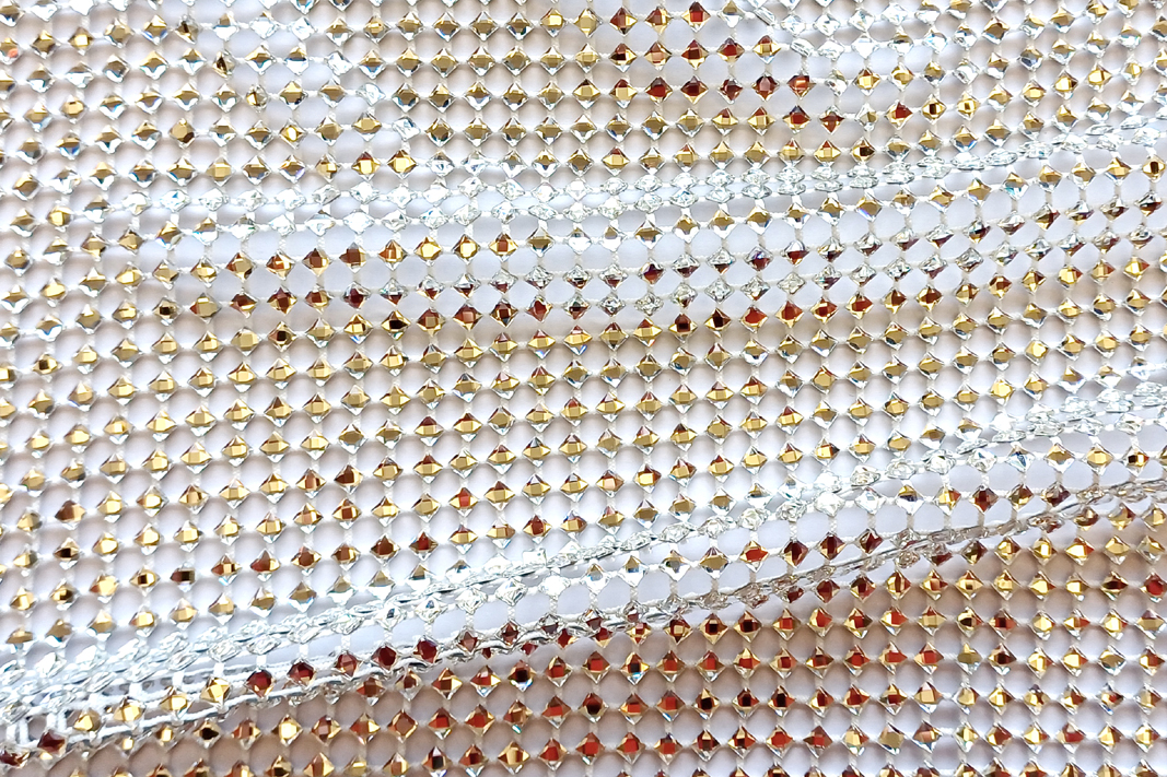11060 — Strass 0,4x0,4 mm  su rete