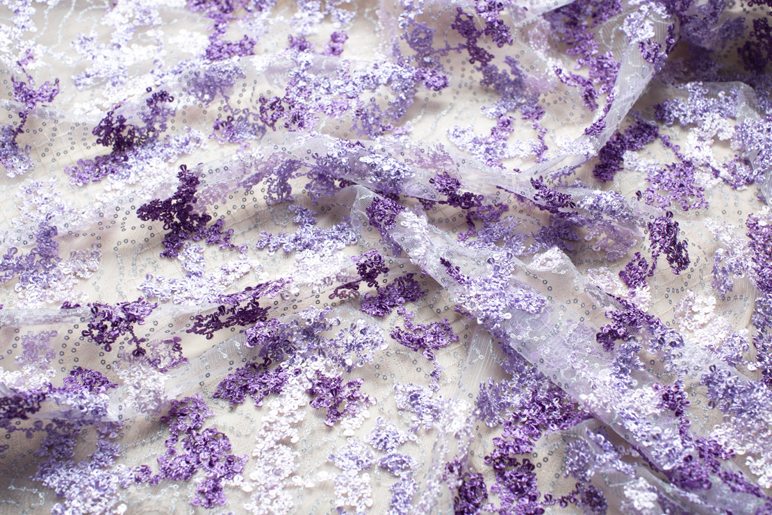 81084 — Ricamo con nastro e paillettes