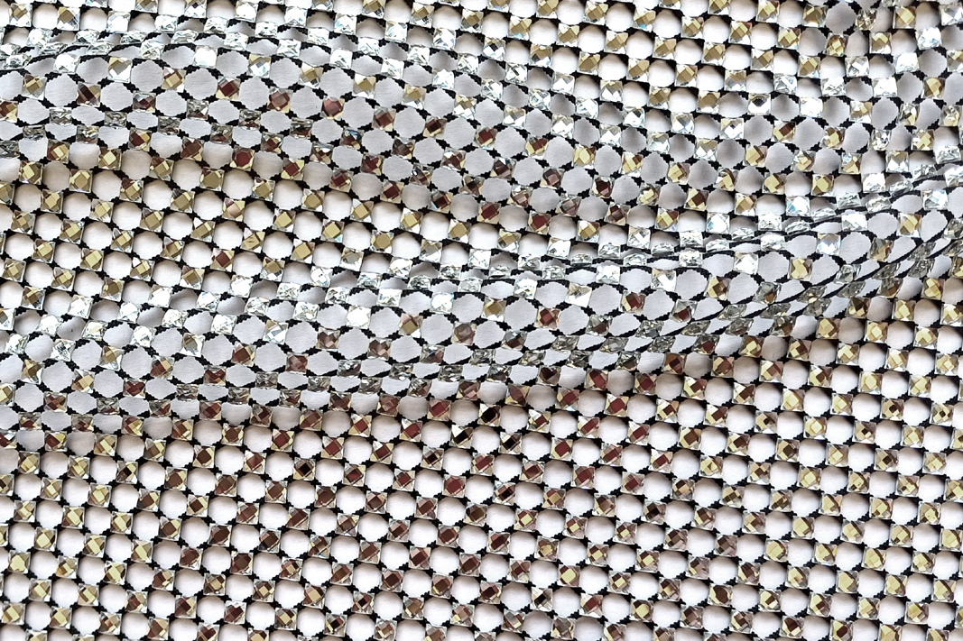 11043 — Strass su rete misura 4 mm x 4 mm