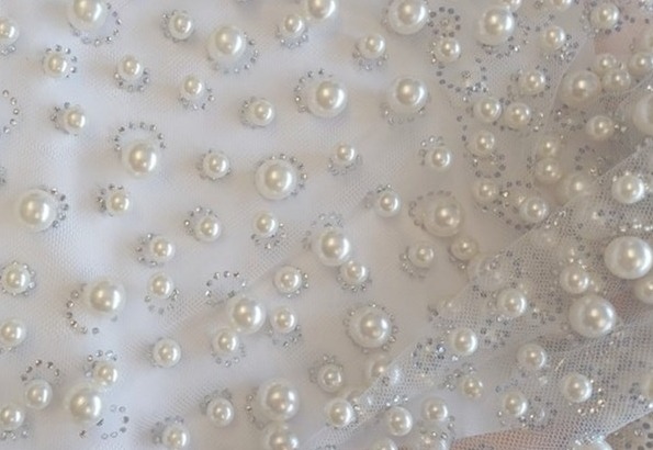 94017 — Tulle con perle applicate e strass