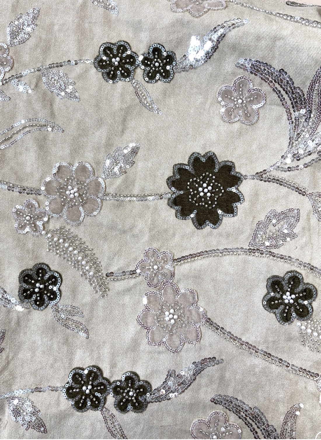 10731 — Denim beige ricamato con paillettes