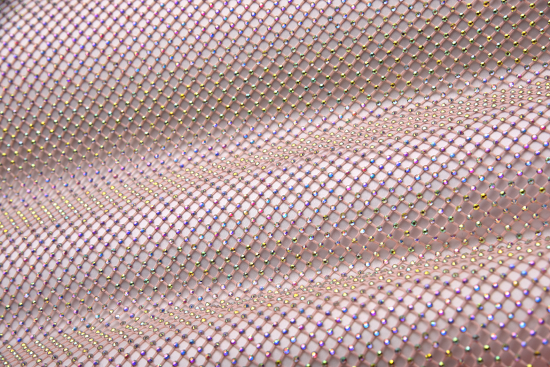 36110 — Rete elastica coperta di strass disegno regolare