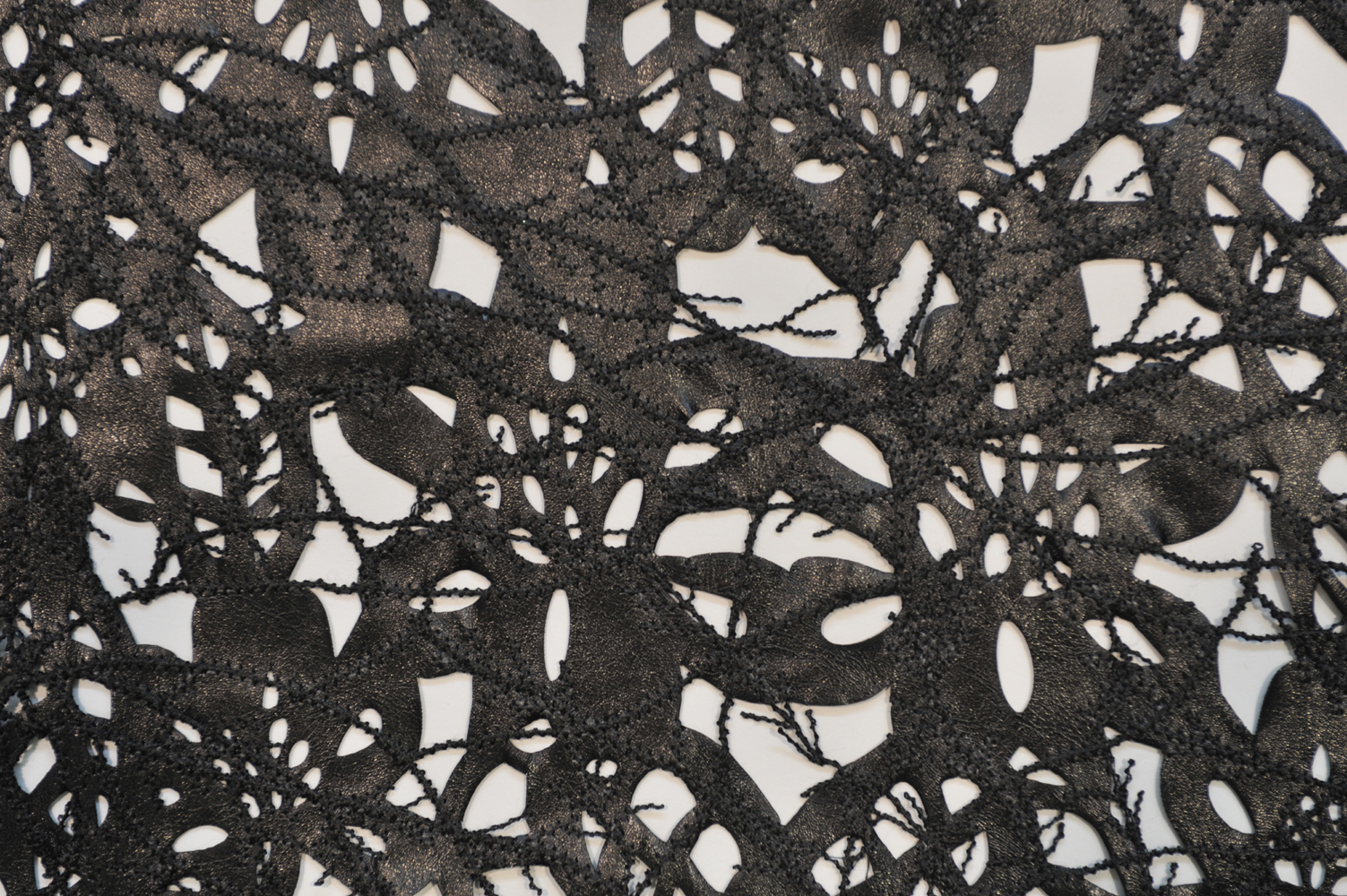 78733 — Disegno astratto con intaglio laser e ricamo