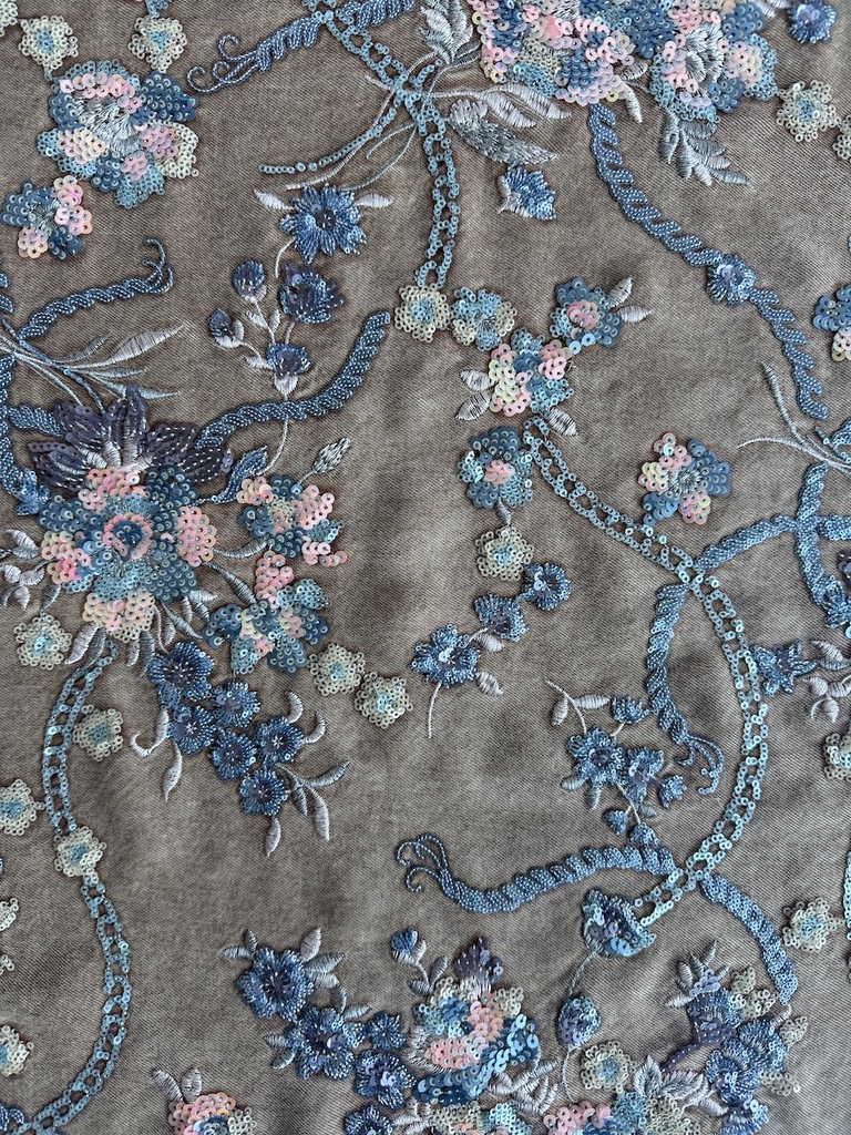 10331 — Ricamo a fiori rosa e azzurro su jeans