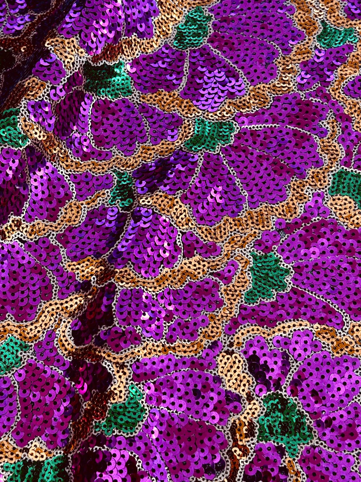 34040 — Jacquard floreale con paillettes di diverse dimensioni in fucsia, giada e oro.