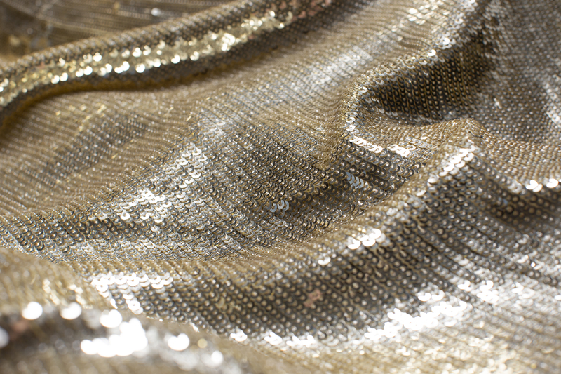 28514 — Paillettes sovrapposte 4mm fondo georgette