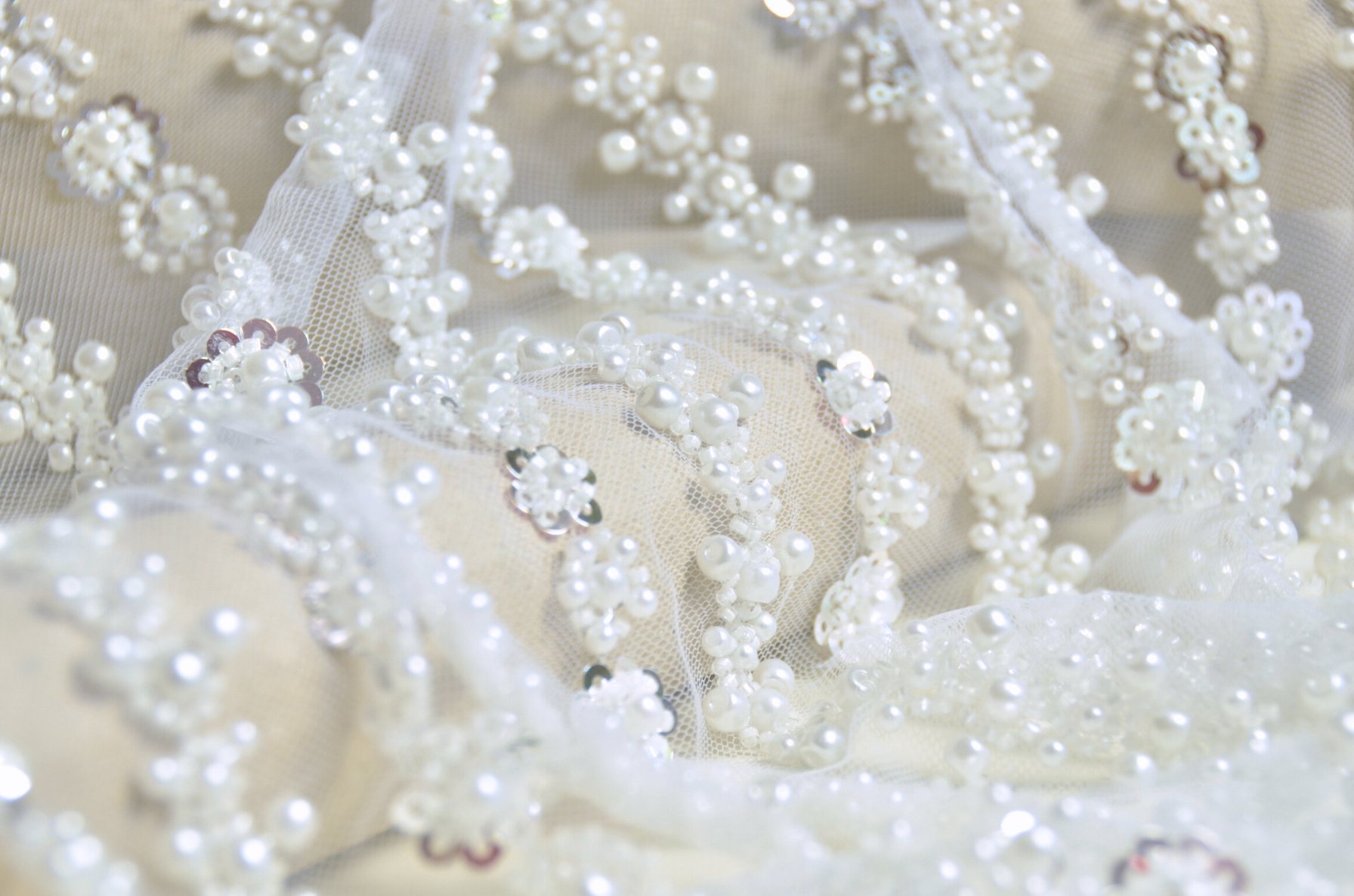 11085 — Tulle ricamato con perle e paillettes