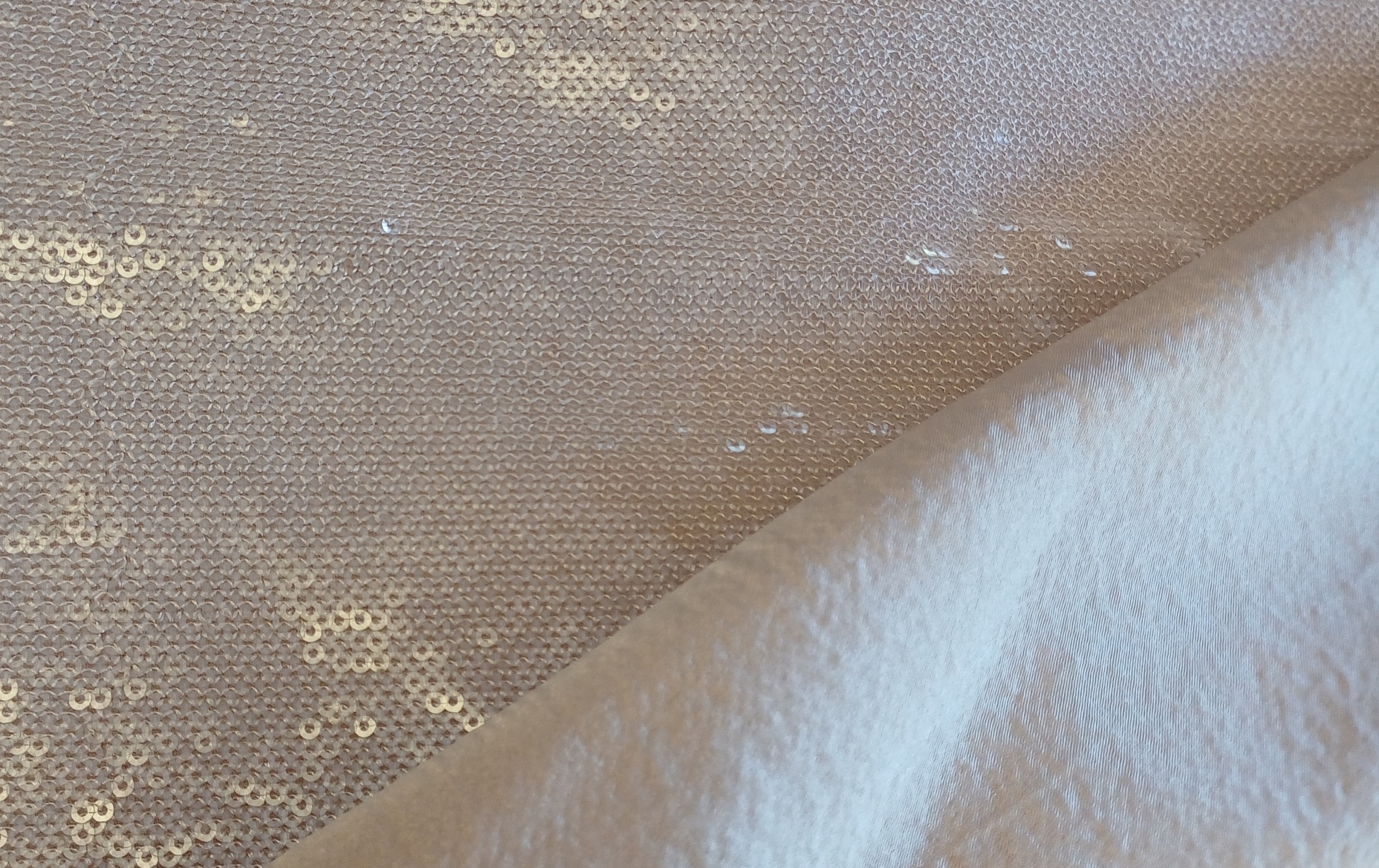 28410D — Sequins all over 3 mm accoppiato a Satin