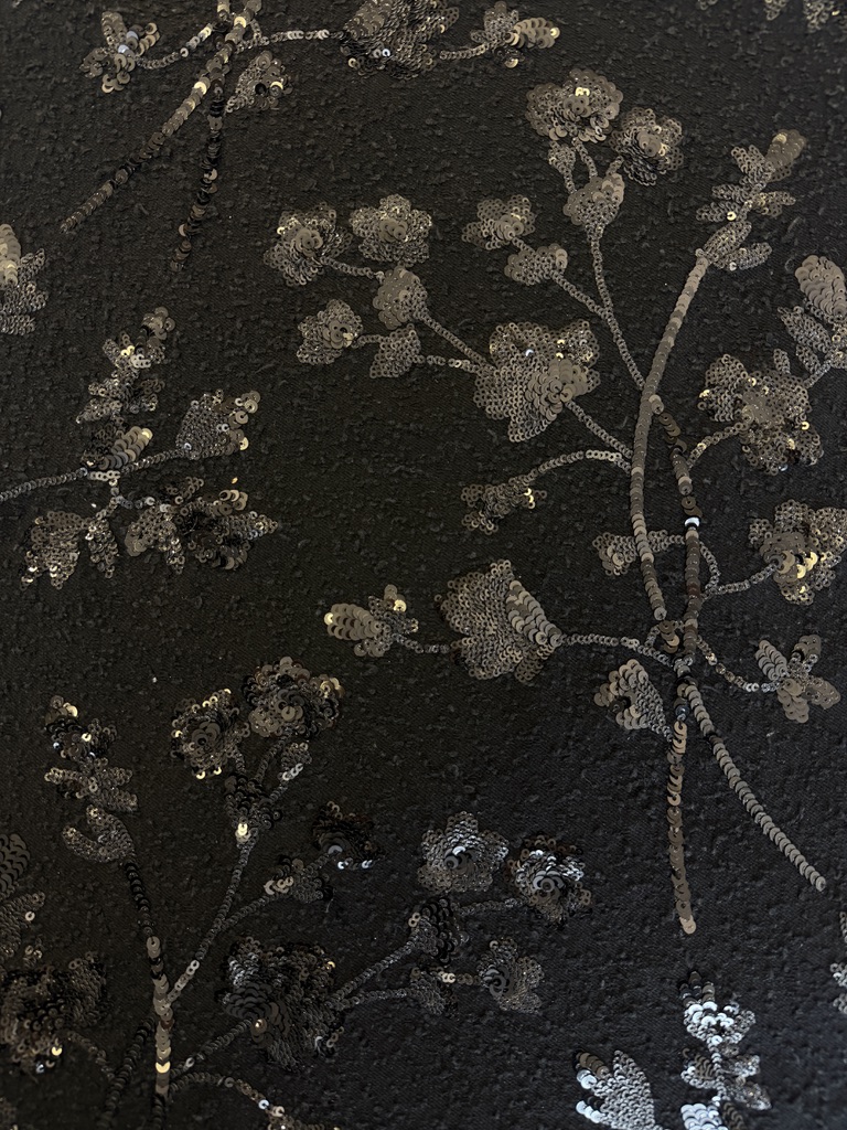 10325 — Ricamo su fondo nero