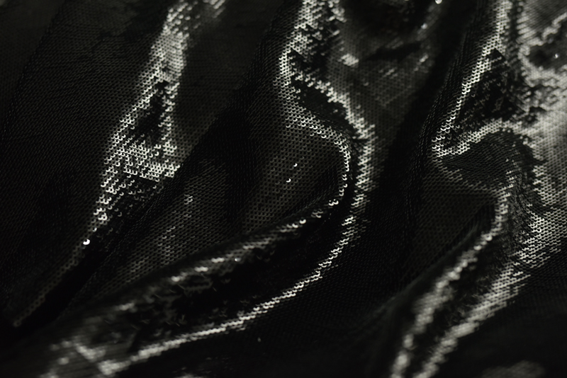 28410 — Paillettes sovrapposte 3 mm su georgette