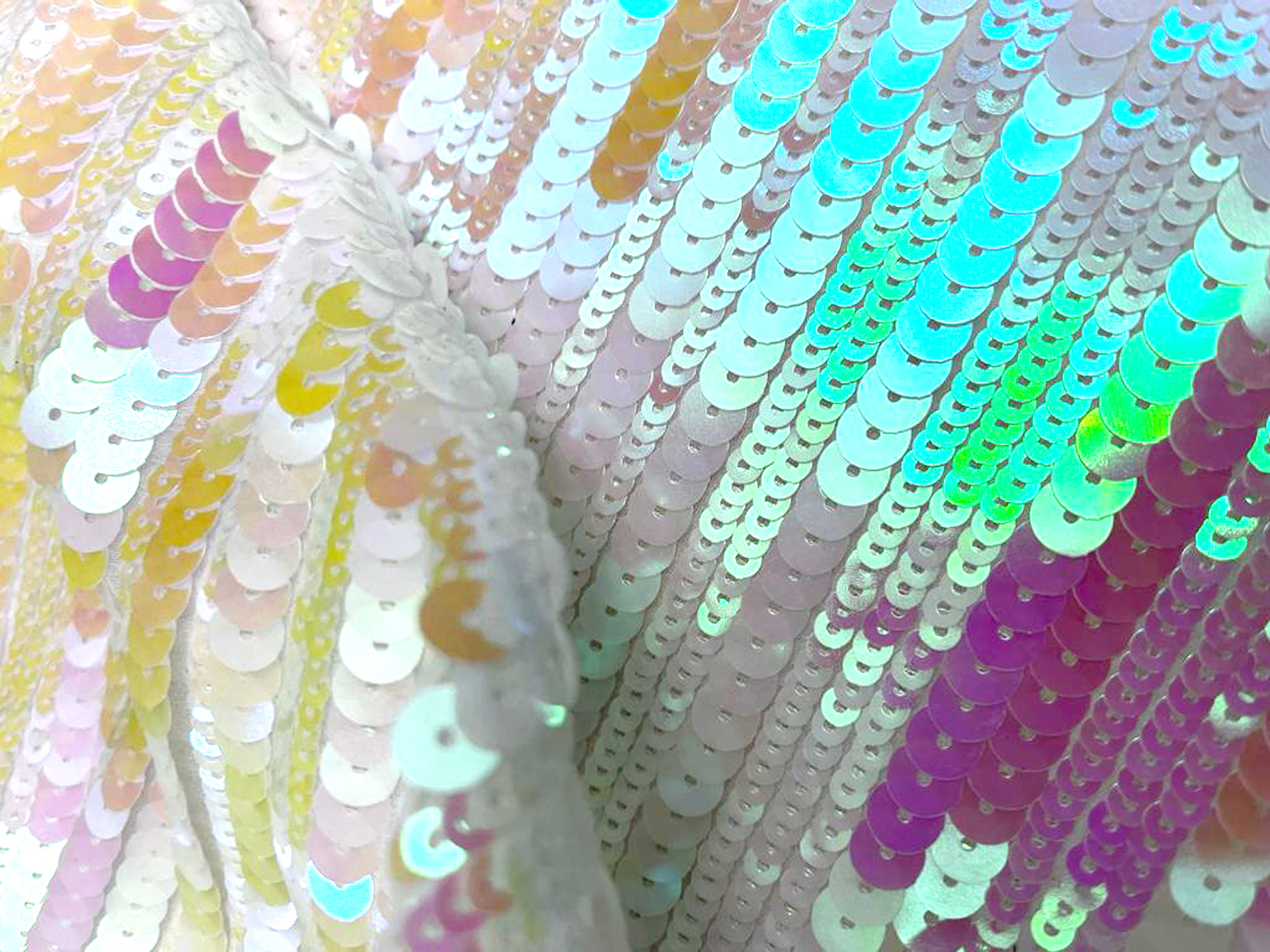 37418 — ricamo in paillettes opalscenti disegno a righe su base georgette