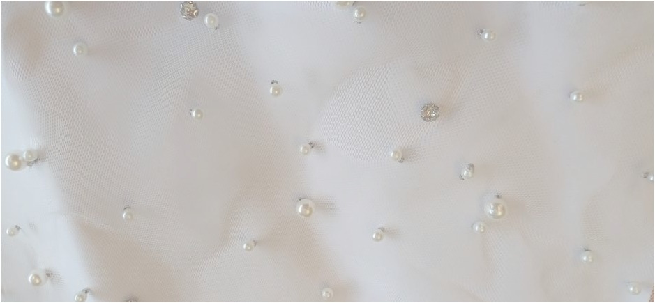 94018 — Tulle con perle applicate e strass